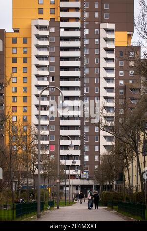 Les bâtiments de grande hauteur dans le quartier Chorweiler, Cologne, Allemagne. Hochhaeuser im Stadtteil Chorweiler, Koeln, Deutschland. Banque D'Images