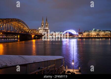 Vue du quartier Deutz au pont Hohenzollern, la cathédrale, le théâtre musical Dome et le bâtiment de bureaux Neue Direktion, Rhin, Cologn Banque D'Images