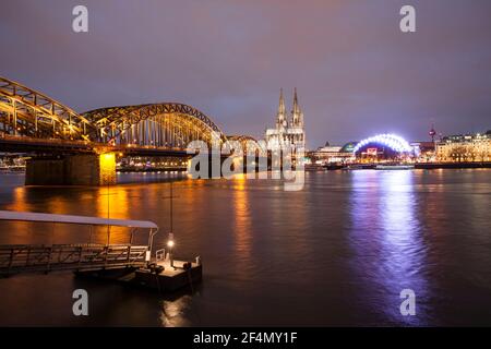 Vue du quartier Deutz au pont Hohenzollern, la cathédrale, le théâtre musical Dome et le bâtiment de bureaux Neue Direktion, Rhin, Cologn Banque D'Images