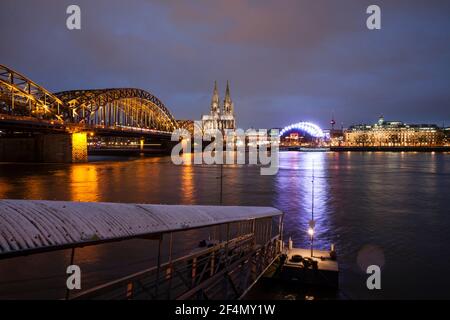 Vue du quartier Deutz au pont Hohenzollern, la cathédrale, le théâtre musical Dome et le bâtiment de bureaux Neue Direktion, Rhin, Cologn Banque D'Images