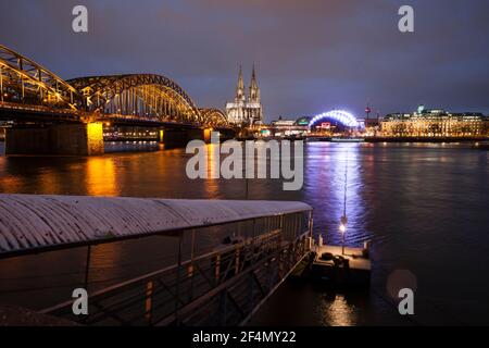 Vue du quartier Deutz au pont Hohenzollern, la cathédrale, le théâtre musical Dome et le bâtiment de bureaux Neue Direktion, Rhin, Cologn Banque D'Images
