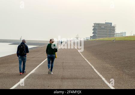 Marche le long de la Zeepromenade à Den Helder pays-Bas 23-9-2019 Banque D'Images