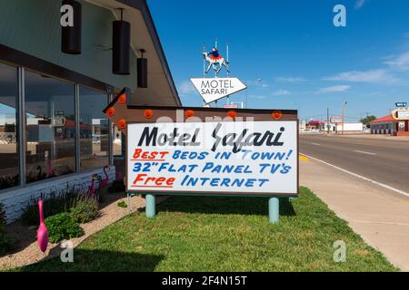 Tucumcari, Nouveau-Mexique - 9 juillet 2014 : vue sur le panneau de bord de route du Blue Swallow Motel historique, le long de la US route 66, dans la ville de Tucumcari, N Banque D'Images