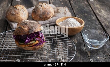 Délicieux hamburger végétarien rempli de légumes avec pain de levain fait maison. Banque D'Images