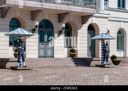 Deux entrées de l'armée finlandaise dans leurs boîtes à Sentinelles au Résidence officielle du Président de la République finlandaise au Palais présidentiel on Mariankatu terminé Banque D'Images