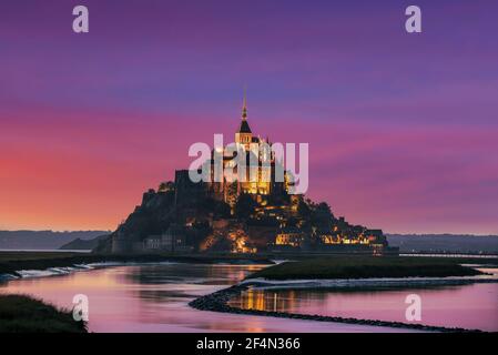 Mont Saint-Michel, Normandie, France ; 21 mars 2021 - VUE sur le Mont Saint-Michel au crépuscule, Normandie, France Banque D'Images