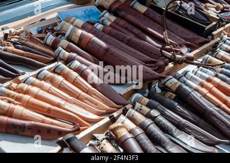 Une exposition de couteaux Martini Lapp traditionnels fabriqués à la main en solde Sur un marché en plein air de Kauppatori (place du marché) Sur le port principal en H Banque D'Images