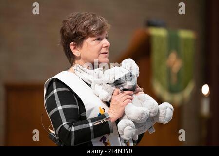 Austin, TX États-Unis 7 février 2021 : cérémonie d'installation et message pour les enfants du pasteur Ellen Williams lors de la pandémie COVID-19 à l'église luthérienne Saint Martin, dans le centre-ville d'Austin. Le service est enregistré pour un public en ligne en raison des restrictions de verrouillage pour le culte en personne. Banque D'Images