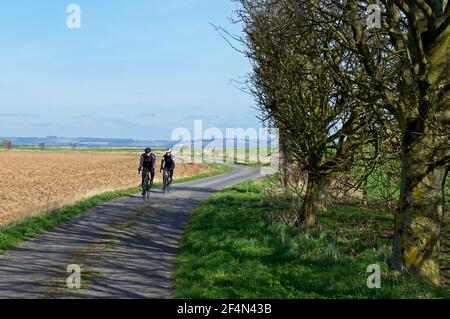 Cyclistes sur le sentier Trans Pennine Trail à Faxfleet, East Yorkshire, Angleterre, Royaume-Uni Banque D'Images