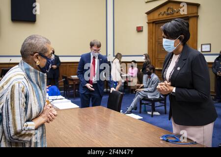 Washington, États-Unis. 22 mars 2021. Le 22 mars 2021, le Del. Eleanor Holmes Norton, D.C., à gauche, accueille le maire de Washington, Muriel Bowser, avant le début de l'audience du Comité de surveillance et de réforme de la Chambre sur le projet de loi sur l'État du District de Columbia, à Capitol Hill, à Washington. Photo de piscine par Caroline Brehman/UPI crédit: UPI/Alay Live News Banque D'Images