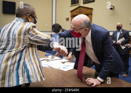 Washington, États-Unis. 22 mars 2021. Le Del. Eleanor Holmes Norton, D.C., accueille le président du Conseil de DC, Phil Mendelson, avant le début de l'audience du Comité de surveillance et de réforme de la Chambre sur le projet de loi sur la création d'un État du District de Columbia, à Capitol Hill, à Washington, D.C., le lundi 22 mars 2021. Photo de piscine par Caroline Brehman/UPI crédit: UPI/Alay Live News Banque D'Images