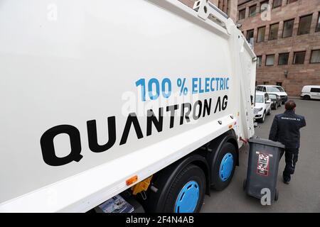 Nuremberg, Allemagne. 22 mars 2021. Un camion à ordures entièrement électrique de la société de gestion des déchets de la ville de Nuremberg (ASN) est officiellement présenté. Pendant quatre semaines, le véhicule sera utilisé lors de différentes visites dans la ville. Selon ASN, un tel camion à ordures est également testé à Francfort et dans le district de Dillingen an der Donau. Credit: Daniel Karmann/dpa/Alay Live News Banque D'Images