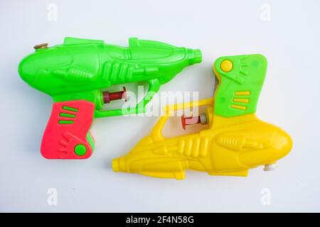 Pichkari, un pistolet à eau ou à jouets utilisé comme accessoires pour tirer de l'eau et jouer à l'occasion du festival indien Holi celebrationg. Enfants jouet pistolets pinchkari Banque D'Images