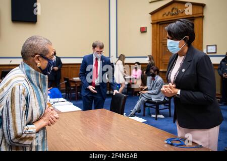 Washington, États-Unis. 22 mars 2021. ÉTATS-UNIS - mars 22 : le Del. Eleanor Holmes Norton, D.C., à gauche, accueille le maire de Washington, Muriel Bowser, avant le début de l'audience du Comité de surveillance et de réforme de la Chambre sur H.R.51, le « Washington, DC admission Act » à Washington, le lundi 22 mars 2021. (Photo de Caroline Brehman/Pool/Sipa USA) Credit: SIPA USA/Alay Live News Banque D'Images