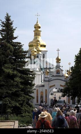 Entrée aux dômes verts et dorés de la cathédrale St Andrews, Kiev, Ukraine Banque D'Images