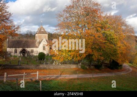 Église paroissiale de St Laurence dans la splendeur d'automne, Seale, Guildford, Surrey, Angleterre Banque D'Images