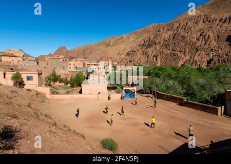 Gorge de Dades, Maroc - 13 avril 2016 : un groupe de jeunes garçons jouant au football dans un village le long de la gorge de Dades, au Maroc. Banque D'Images