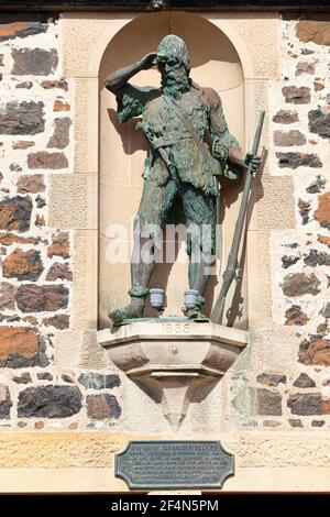 Statue de Robinson Crusoe sur la maison de Lower Largo, Fife, East Neuk, Écosse où est né Alexander Selkirk. Selkirk a été l'inspiration. Banque D'Images