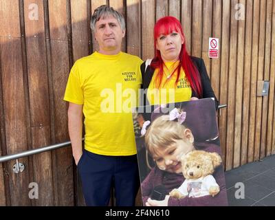 Nigel et Karina Driscoll, les parents de Melody Driscoll, à l'extérieur de la cour des coroners de Southwark à Londres. Au cours d'une enquête sur sa mort, la mère et le beau-père de Melody ont affirmé que les médecins ignoraient leurs préoccupations avant de réduire son traitement antidouleur. Date de la photo: Lundi 22 mars 2021. Banque D'Images