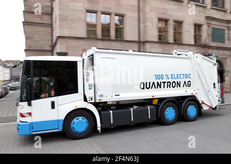 Nuremberg, Allemagne. 22 mars 2021. Un camion à ordures entièrement électrique de la société de gestion des déchets de la ville de Nuremberg (ASN) est officiellement présenté. Pendant quatre semaines, le véhicule sera utilisé lors de différentes visites dans la ville. Selon ASN, un tel camion à ordures est également testé à Francfort et dans le district de Dillingen an der Donau. Credit: Daniel Karmann/dpa/Alay Live News Banque D'Images