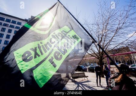 Berlin, Allemagne. 22 mars 2021. Un participant à une manifestation de la rébellion de l'extinction du mouvement environnemental pour la Journée mondiale de l'eau avec le slogan « Protégez l'eau - cessez la fracturation mondiale » détient un drapeau de la rébellion de l'extinction. Credit: Christoph Soeder/dpa/Alay Live News Banque D'Images