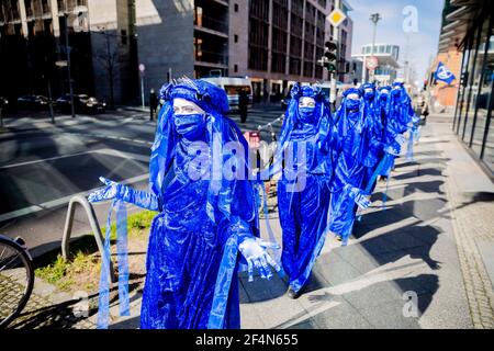 Berlin, Allemagne. 22 mars 2021. Les gens habillés comme des 'rebelles bleu' marchent le long de Wilhelmstraße lors d'une représentation du mouvement de protection de l'environnement 'extinction Rebellion' à l'occasion de la Journée mondiale de l'eau sous la devise 'protéger l'eau - cesser de fracturer dans le monde entier'. Credit: Christoph Soeder/dpa/Alay Live News Banque D'Images