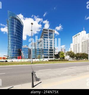 Quartier moderne de Varsovie où se trouve la tour haute Banque D'Images