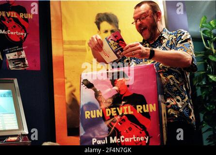 Malcolm Hill Directeur du Parlophone décembre 1999 sélection de 75 noms Assistez au concert de Paul McCartney au Cavern Club de Liverpool Banque D'Images