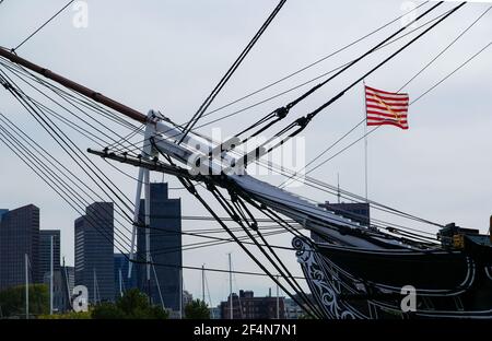 BOSTON, ÉTATS-UNIS - 11 juillet 2007 : navire de la vieille marine USS Constitution avec le centre-ville de Boston en arrière-plan Banque D'Images