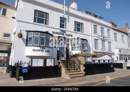 Le célèbre Magpie Cafe Fish and Chip Restaurant sur Pier Road à Whitby, dans le North Yorkshire Banque D'Images