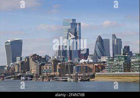 Ville de Londres, été 2021. Vue sur la Tamise depuis Bermondsey. Montre des péniches de voile amarrées en premier plan. Tour hôtel à gauche. Banque D'Images