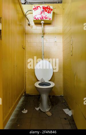 Salle de bains poubelle avec carreaux jaunes Banque D'Images