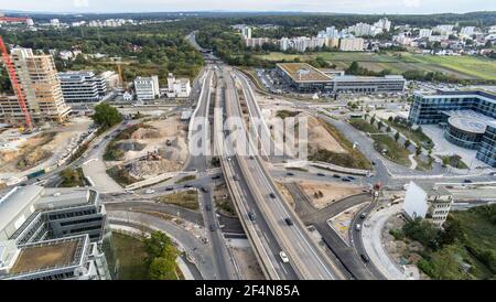 Offenbach am main. 6 septembre 2020. Vue sur le principal chantier de construction du rond-point Kaiserlei le 6 septembre 2020 à Offenbach am main. Depuis 2017, ce qui était autrefois le plus grand rond-point du centre-ville (250 mètres de diamètre) a été converti en une double intersection. La fin des travaux est actuellement prévue pour l'automne 2021. La nouvelle intersection continue à relier les villes de Francfort et d'Offenbach et passe sous l'autoroute A661. | utilisation dans le monde crédit: dpa/Alay Live News Banque D'Images