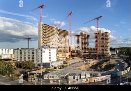 Vue sur le site de construction principal 'NewFrankfurt Towers' (anciennement VITOPIA quartier) du groupe CG le 24 août 2020 au Kaiserleikreisel à Offenbach am main. Les tours évidées proviennent des anciens bâtiments de l'Union de la centrale nucléaire (KWU). | utilisation dans le monde entier Banque D'Images