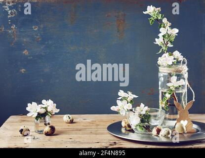 Fleurs de pommier, œufs de caille sur une table en bois. La durée de vie du printemps. Banque D'Images