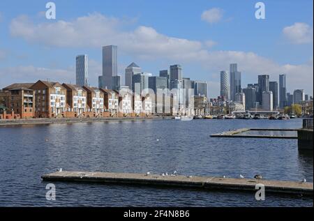 Logement en bord de mer à Greenland Dock, Rotherhithe, Londres, Royaume-Uni. Une partie de l'ancien Surrey Docks a été remanié dans les années 1980. Canary Wharf se dresse au-delà. Banque D'Images