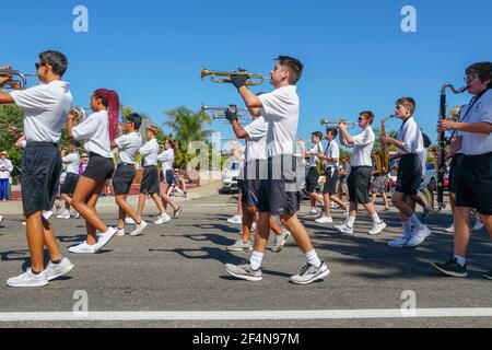 Poway High School Marching Band, défilé du jour de l'indépendance du 4 juillet à Rancho Bernardo, San Diego, Californie, États-Unis. Un jeune étudiant se joue avec des drapeaux et joue de la musique. 4 juillet 2019 Banque D'Images