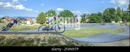 DOMZALE, SLOVÉNIE - 02 juillet 2019 : les jeunes hommes cyclistes profitent du parc à vélos pour les sportifs extrêmes Banque D'Images