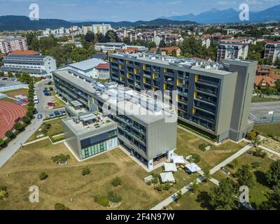 DOMZALE, SLOVÉNIE - 31 juillet 2019 : immeuble résidentiel moderne avec parc verdoyant Banque D'Images