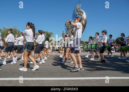 Poway High School Marching Band, défilé du jour de l'indépendance du 4 juillet à Rancho Bernardo, San Diego, Californie, États-Unis. Un jeune étudiant se joue avec des drapeaux et joue de la musique. 4 juillet 2019 Banque D'Images