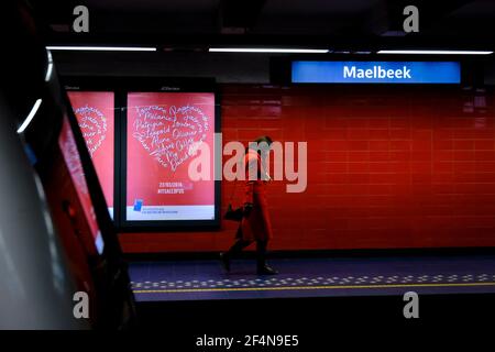 Bruxelles, Belgique. 22 mars 2021. Un passager marche sur la plate-forme de la station de métro Maalbek le jour qui marque le 5ème anniversaire des attentats terroristes de Bruxelles à Bruxelles, Belgique, le 22 mars 2021. Crédit: ALEXANDROS MICHAILIDIS/Alamy Live News Banque D'Images