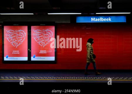 Bruxelles, Belgique. 22 mars 2021. Un passager marche sur la plate-forme de la station de métro Maalbek le jour qui marque le 5ème anniversaire des attentats terroristes de Bruxelles à Bruxelles, Belgique, le 22 mars 2021. Crédit: ALEXANDROS MICHAILIDIS/Alamy Live News Banque D'Images