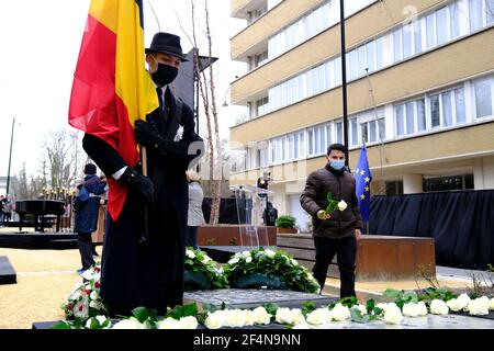 Bruxelles, Belgique. 22 mars 2021. Les gens rendent hommage au monument pour les victimes des 2016 trois attentats suicides à la bombe du cinquième anniversaire des attentats, dans le centre de Bruxelles, en Belgique, le 22 mars 2021. Crédit: ALEXANDROS MICHAILIDIS/Alamy Live News Banque D'Images