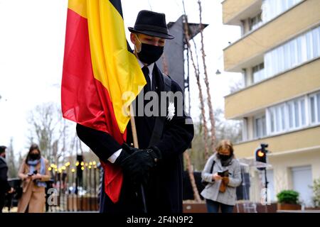 Bruxelles, Belgique. 22 mars 2021. Les gens rendent hommage au monument pour les victimes des 2016 trois attentats suicides à la bombe du cinquième anniversaire des attentats, dans le centre de Bruxelles, en Belgique, le 22 mars 2021. Crédit: ALEXANDROS MICHAILIDIS/Alamy Live News Banque D'Images