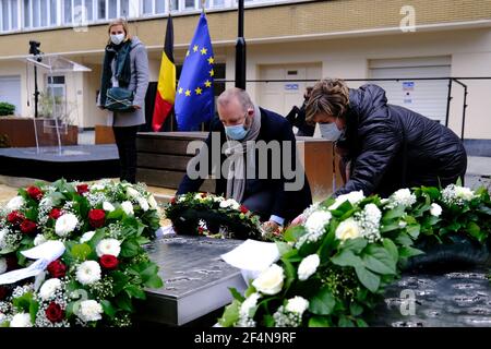 Bruxelles, Belgique. 22 mars 2021. Les gens rendent hommage au monument pour les victimes des 2016 trois attentats suicides à la bombe du cinquième anniversaire des attentats, dans le centre de Bruxelles, en Belgique, le 22 mars 2021. Crédit: ALEXANDROS MICHAILIDIS/Alamy Live News Banque D'Images