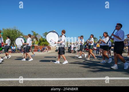 Poway High School Marching Band, défilé du jour de l'indépendance du 4 juillet à Rancho Bernardo, San Diego, Californie, États-Unis. Un jeune étudiant se joue avec des drapeaux et joue de la musique. 4 juillet 2019 Banque D'Images