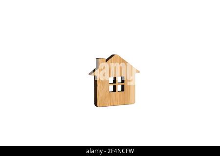 Maison en bois sur fond blanc isolée. Ferme, nouvelle maison, construction, relocalisation, achat immobilier, prêt hypothécaire, loyer. Porte-clés, poignée de commande, modèle Banque D'Images