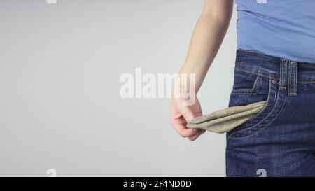 Gros plan Jeune femme adulte en Jean montrant une poche vide Banque D'Images