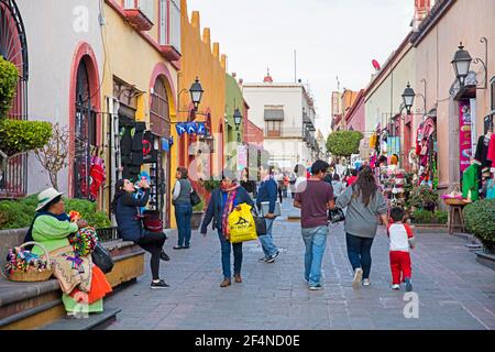 Rue commerçante dans le centre-ville historique de Querétaro, au nord-centre du Mexique Banque D'Images