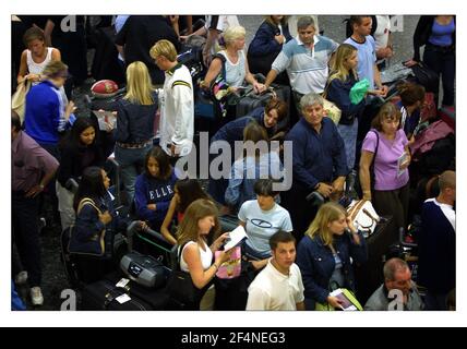 PASSAGERS RETARDÉS À L'AÉROPORT DE GATWICK JUILLET 2001 les passagers attendent, Rush, file d'attente de repos, etc. Tous les éléments de l'existence quotidienne de gatewicks, en avance sont les vacances d'été et encore plus de retards et d'annulations prévus pour le public voyageur. Banque D'Images